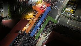 漁人碼頭的絢麗煙火秀吸引破萬人潮共襄盛舉，警方在最終場也特意編排交管，讓活動能更順暢，並確保民眾安危。（圖／警方提供）