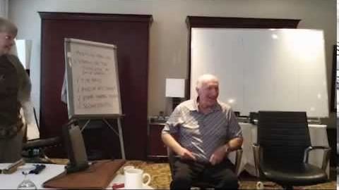賈努勒斯流利切換不同語言，和世界各地的留學生談笑風生。（圖／翻攝自YouTube）
