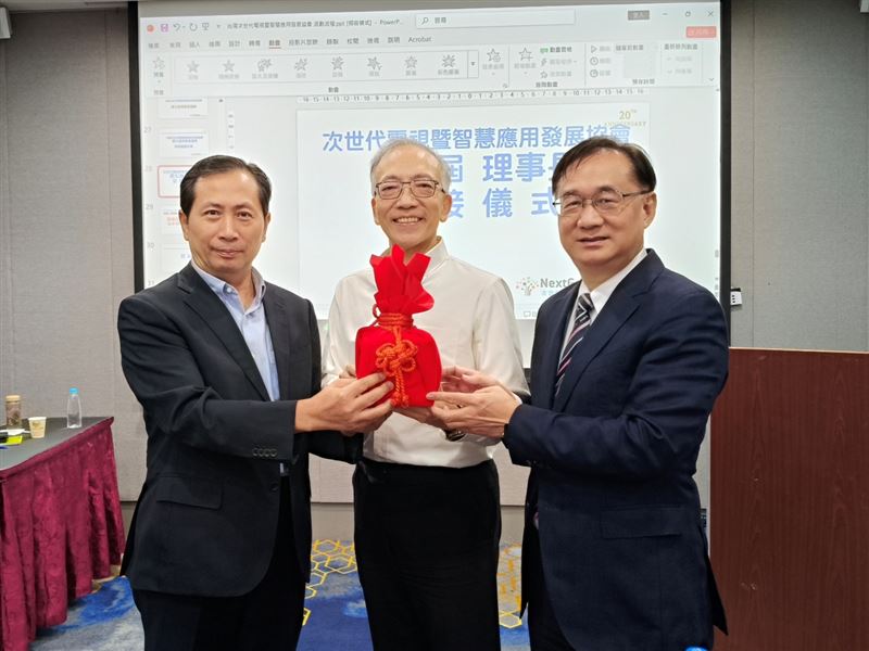 台灣次世代電視暨智慧應用發展協會第六屆理事長王英隆（左）將印信交接給第七屆理事長許經朝（右），完成交接儀式。（圖／協會提供）