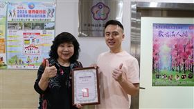 中華帕拉林匹克總會會長穆閩珠（左）頒發感謝狀給雲豹能源永續長暨發言人張建偉（右）。（圖／中華帕總提供）