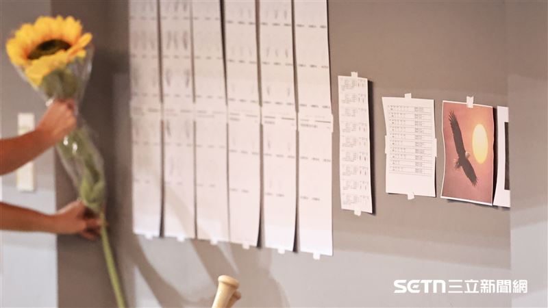 中職36年例行賽，台鋼雄鷹球員在休息區貼上太陽照片插上太陽花。（圖／記者劉彥池攝影）