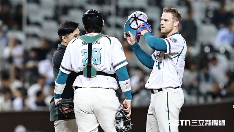 中職36年例行賽，台鋼雄鷹先發投手後勁連挨宋晟睿連2轟，投手教練喊暫停。（圖／記者劉彥池攝影）