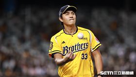 中職36年例行賽，中信兄弟先發投手鄭浩均用球數85球，投手教練王建民上場換投。（圖／記者劉彥池攝影）