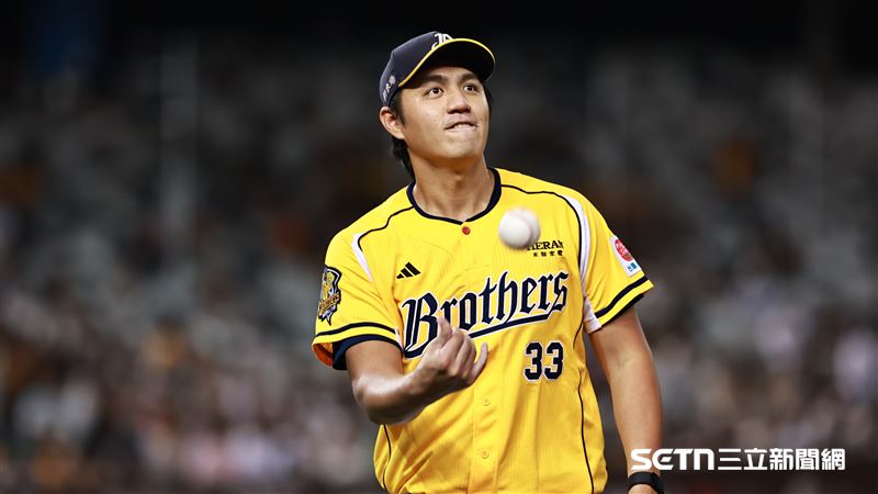 中信兄弟投手鄭浩均吃香蕉、奇異果、西瓜都包括皮一起吃。（圖／記者劉彥池攝影）