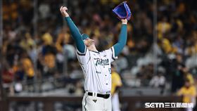 中職36年例行賽，台鋼雄鷹先發投手後勁投滿5局退場。（圖／記者劉彥池攝影）