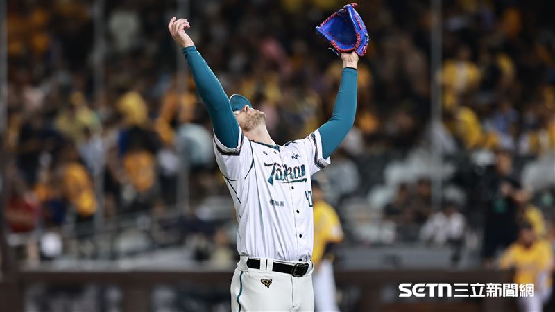 中職36年例行賽，台鋼雄鷹先發投手後勁投滿5局退場。（圖／記者劉彥池攝影）