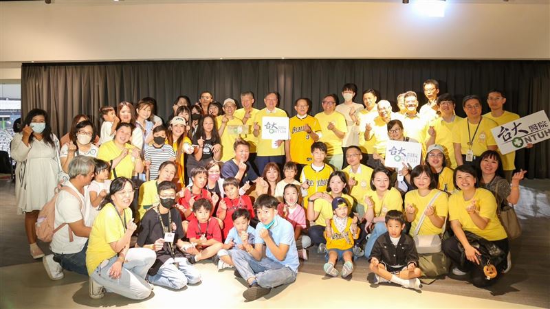 臺大醫院病童、家屬、醫療團隊到大巨蛋觀賽。（圖／中信兄弟提供）
