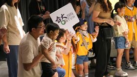 臺大醫院病童小球迷，賽前學習中信兄弟應援曲。（圖／中信兄弟提供） 