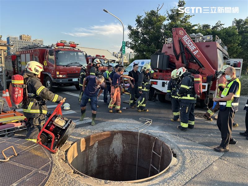 新北阮姓、斐姓移工在下水道施工時昏倒送醫。（圖／翻攝畫面）