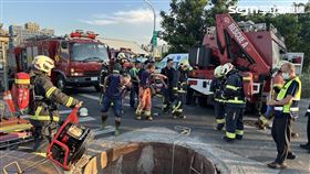 新北阮姓、斐姓移工在下水道施工時昏倒送醫。（圖／翻攝畫面）