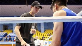 台灣奧運拳擊金牌林郁婷在城市盃指導陪練員李承威。（圖／台北市政府體育局提供） 