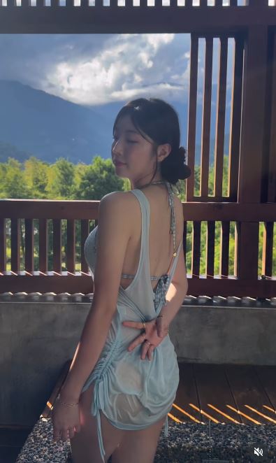 安芝儇無預警脫了。（圖／翻攝自安芝儇IG）