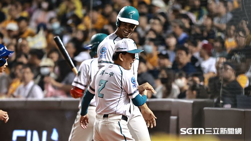 台鋼雄鷹指定打擊魔鷹和總教練洪一中。（圖／記者劉彥池攝影）