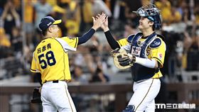 中職36年例行賽，中信兄弟終結者呂彥青守住1分領先，和捕手高宇杰擊掌慶祝勝利。（圖／記者劉彥池攝影）