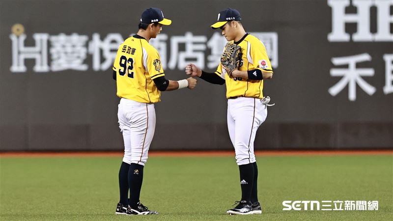 中職36年例行賽，中信兄弟4：3擊敗台鋼雄鷹，右外野手宋晟睿和隊友擊掌慶祝勝利。（圖／記者劉彥池攝影）