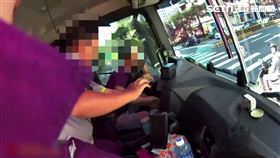 新北陳男駕駛聯結車時心律不整，遂開到派出所旁按喇叭求救。（圖／翻攝畫面）