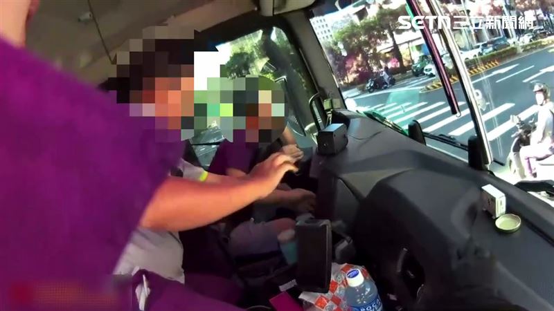 新北陳男駕駛聯結車時心律不整，遂開到派出所旁按喇叭求救。（圖／翻攝畫面）