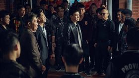 電影《角頭－鬥陣欸》上映，許多網友以為看錯片：「每三場戲就有一個女孩子上空出現，我都不確定自己看的是角頭還是奶頭了。」（曼尼娛樂提供）

