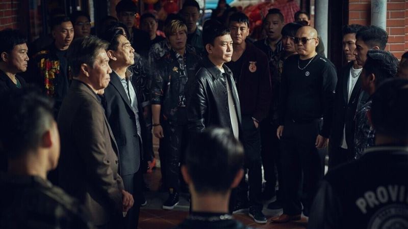 電影《角頭－鬥陣欸》上映，許多網友以為看錯片：「每三場戲就有一個女孩子上空出現，我都不確定自己看的是角頭還是奶頭了。」（曼尼娛樂提供）
