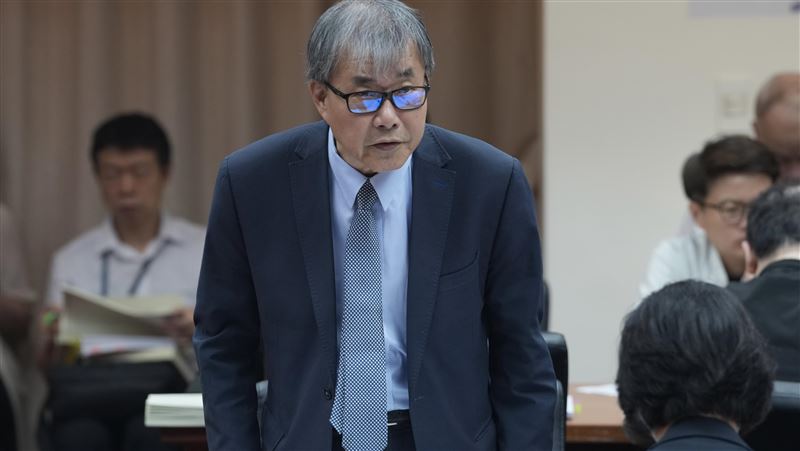 鄭英耀：政務官若無法回應社會期待　應知所進退外傳內閣將改組，教育部長鄭英耀（圖）14日表示，政務官在專業上能真正回應國家政策發展，當然就同行致遠，若在政策推動及團隊、專業上，無法回應社會期待跟需求，就是知所進退。中央社記者徐肇昌攝 114年8月14日