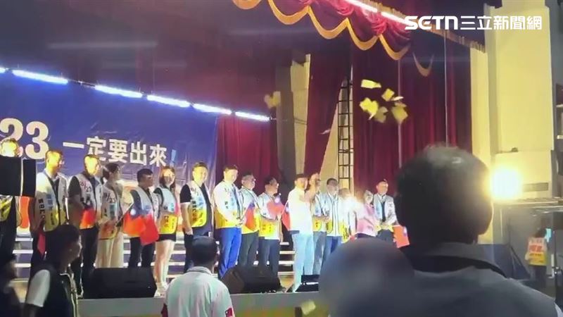 吃屎哥游兆霖前往羅明才反惡罷之夜現場丟冥紙遭痛毆。(圖/翻攝畫面)