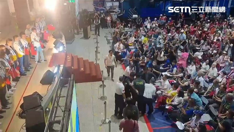 吃屎哥游兆霖前往羅明才反惡罷之夜現場丟冥紙遭痛毆。(圖/翻攝畫面)