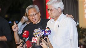 黃仁勳快閃訪台　晚間與魏哲家餐敘受訪輝達（NVIDIA）執行長黃仁勳（右2）22日快閃來台一天，行程滿檔，晚間在台北市與台積電董事長暨總裁魏哲家（右）餐敘，兩人一同出面受訪，黃仁勳與魏哲家搭肩展現好交情。中央社記者鄭清元攝　114年8月22日