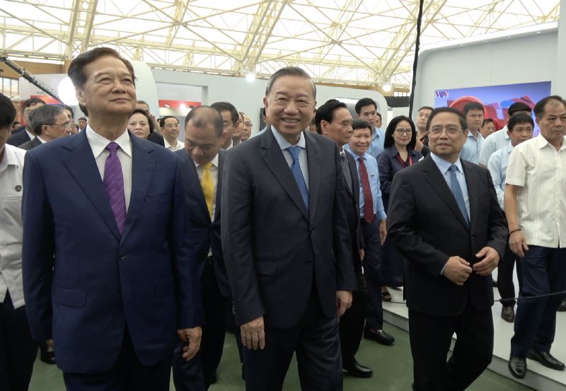 越共總書記蘇林（中）去年7月上任，矢言推動「越南崛起新時代」，並靠著過去10年的打貪行動奠立的影響力與威望，在短時間內推動制度性改革。圖為蘇林、總理范明正（右）20日參觀新落成的越南國家展覽會議中心。（圖／中央社）
