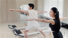 楊謹華、劉以豪合體推器械皮拉提斯。圖片描述。（圖／虎牌器械皮拉提斯提供） 
