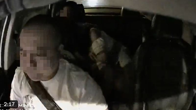情侶在計程車後座調情甚至口愛，讓前座司機一臉無奈。（圖／翻攝自社會事件新聞影片X平台）