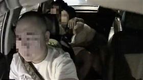 情侶在計程車後座調情甚至口愛，讓前座司機一臉無奈。（圖／翻攝自社會事件新聞影片X平台）