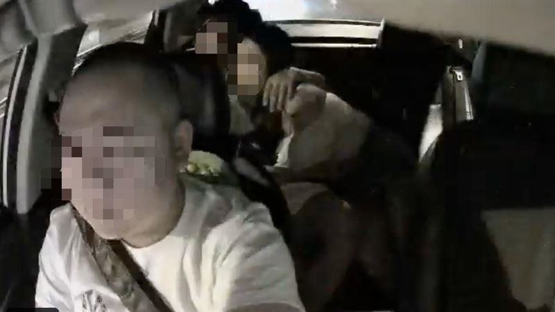 情侶後座「低頭飲食」司機偷瞄尷尬片瘋傳