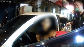 警方準備逮捕連男。（圖／翻攝畫面）