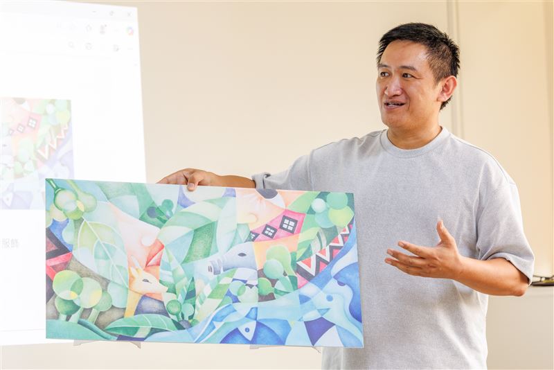 泰雅族藝術家米路・哈勇畫作別具部落傳統與現代感風格,創作「山中綠寶石」為馬告醬油瓶標。(圖/金蘭食品提供)