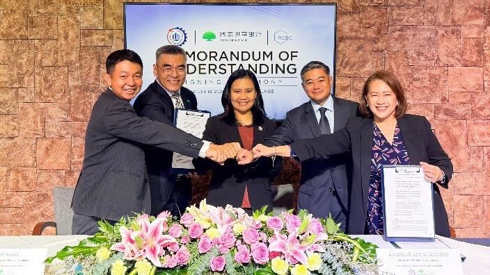 國泰世華銀行副總經理苗華本（左2）、馬尼拉分行行長鄭世仁（左1）、菲律賓經濟特區管理署副署長Anidelle Joy Alguso（中）、菲律賓中華銀行總經理Reginald Cariaso（右2）及菲律賓中華銀行執行副總裁Elizabeth E. Coronel (右1)簽署三方合作備忘錄，協助企業拓展菲律賓市場。（圖／業者提供）