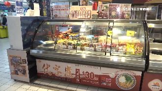 泡麵無限商機　賣場專人代煮對決無人店