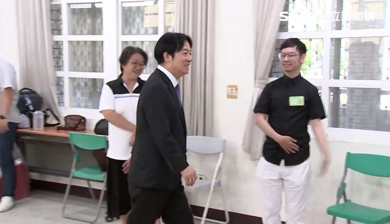賴清德離開投票所時，一度走錯出口。（圖／翻攝畫面）