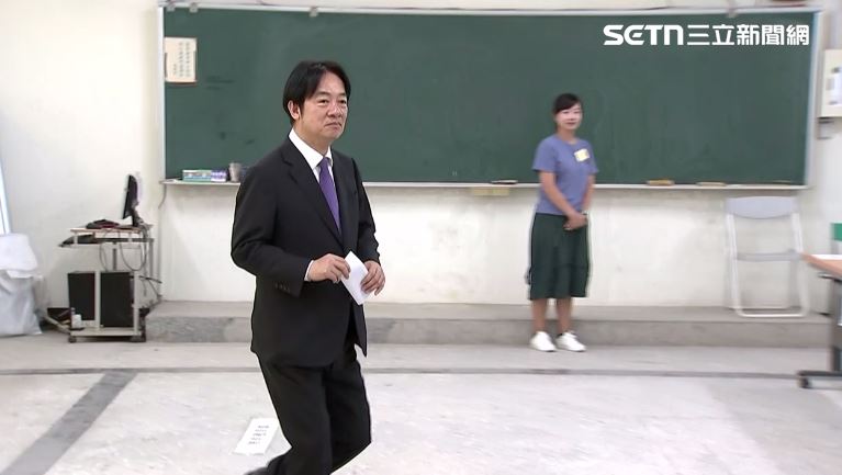 賴清德踏出圈票處時，不忘把選票折好。（圖／翻攝畫面）