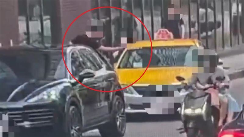 小黃司機當街施暴被警方逮捕。（圖／翻攝畫面）