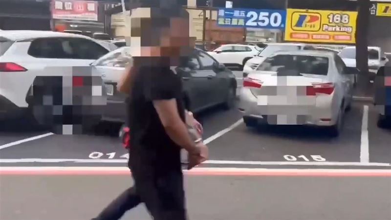 小黃司機當街施暴被警方逮捕。（圖／翻攝畫面）
