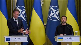 烏克蘭總統澤倫斯基與北約秘書長呂特一同出席記者會，指俄羅斯根本沒有想見面的誠意。（圖／美聯社／達志影像）