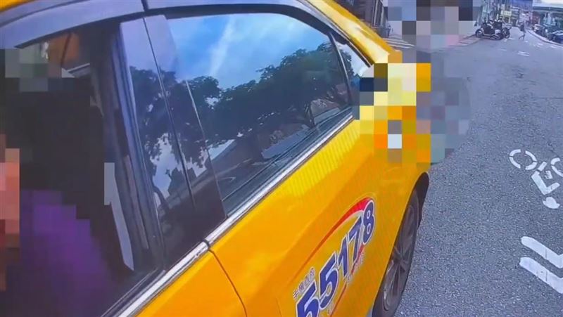 小黃司機當街施暴被警方逮捕。（圖／翻攝畫面）