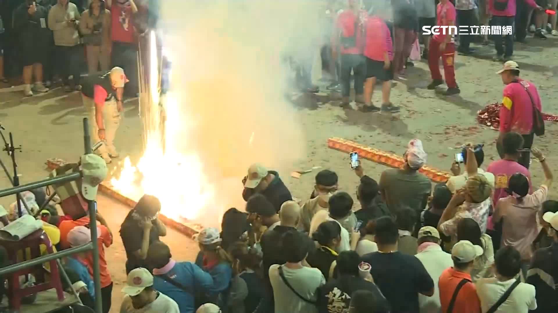 習俗中有宮廟到奉天宮參拜，不少陣頭會放鞭炮讓場面熱鬧
