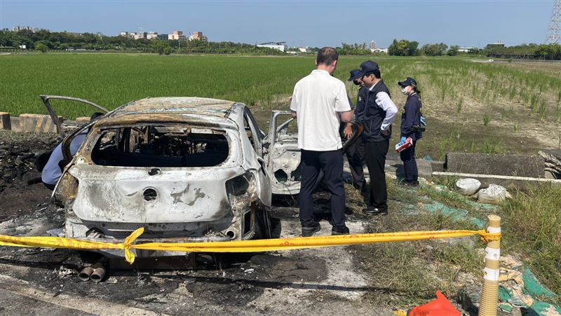焚車地點與高雄大學隔一條12至15米的大排水溝，似乎成了破口。（圖／翻攝畫面）