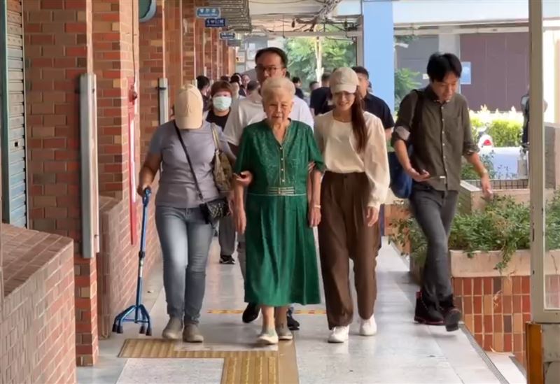 柯媽何瑞英一早也出門投票，氣色看起來不錯。（圖／翻攝畫面）