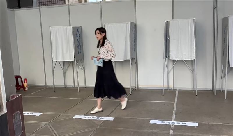 停職中的新竹市長高虹安，今（23日）也前往投開票所投票。（圖／翻攝畫面）