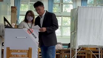 823罷免+公投 柯媽「一身綠」現身投票