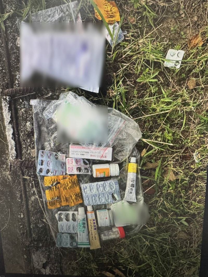 警方於現場尋獲一大包散落的藥袋。（圖／翻攝畫面）