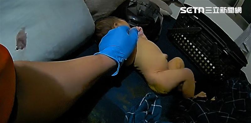 初生女嬰生命跡象穩定，有啼哭狀況，救護員細心呵護確保生命徵象，送醫檢查治療。（圖／翻攝畫面）