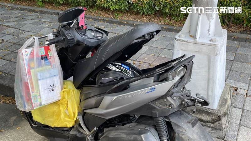 騎士枉死他的車也被撞得幾乎全毀。（圖／翻攝畫面）